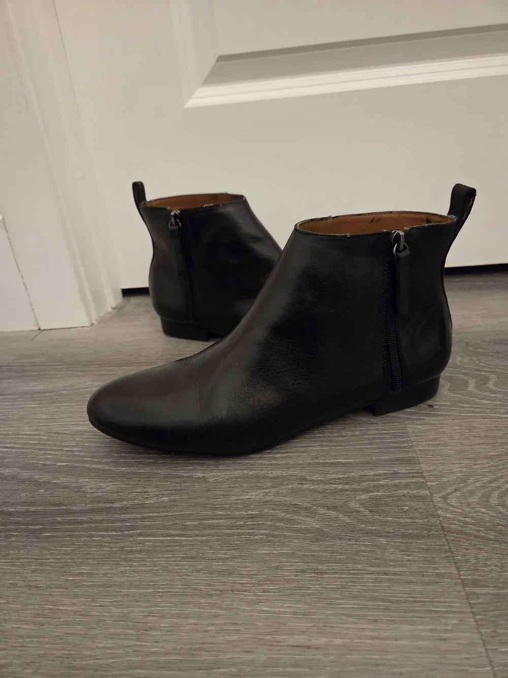 Gap Women's Black Leather Ankle Boots - Sleek Side-Zip Design